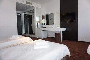 In-room safe, desk, soundproofing, iron/ironing board - Apartamenty w Hotelu Diva SPA (Kolobrzeg)