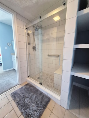 Combined shower/tub, hair dryer, towels