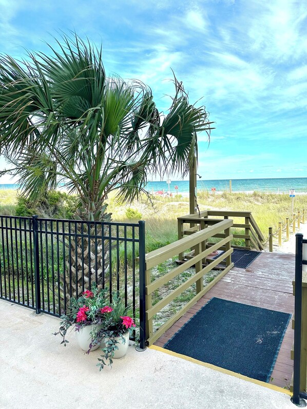 Property grounds - Oceanfront 3 Bedroom Condo - Crescent Towers II - 507 (North Myrtle Beach)