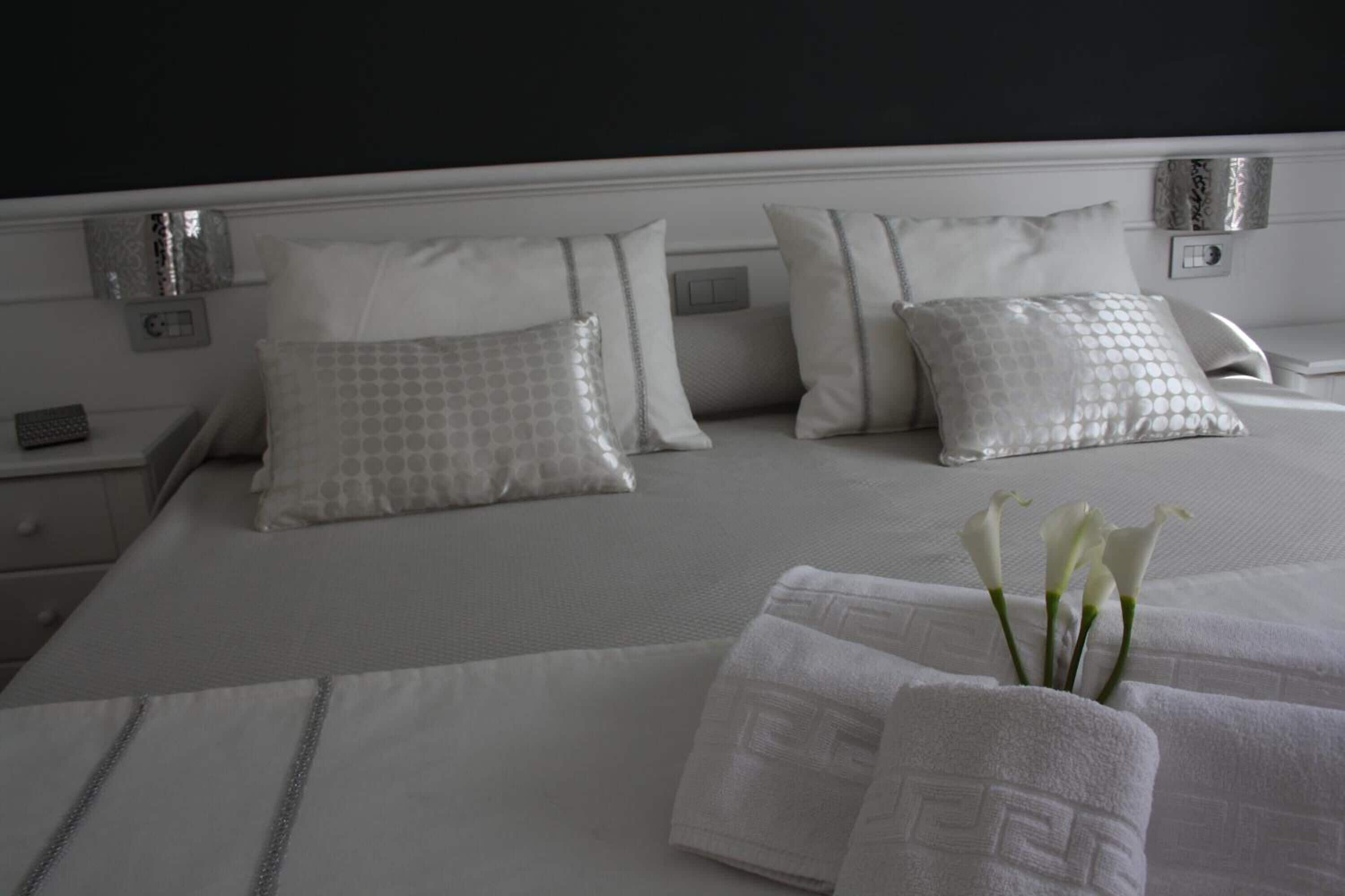 double room | in-room safe, desk, free wifi, bed sheets