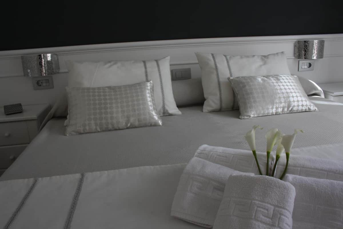 double room | in-room safe, desk, free wifi, bed sheets