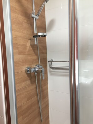 Een douche, gratis toiletartikelen, een haardroger, handdoeken