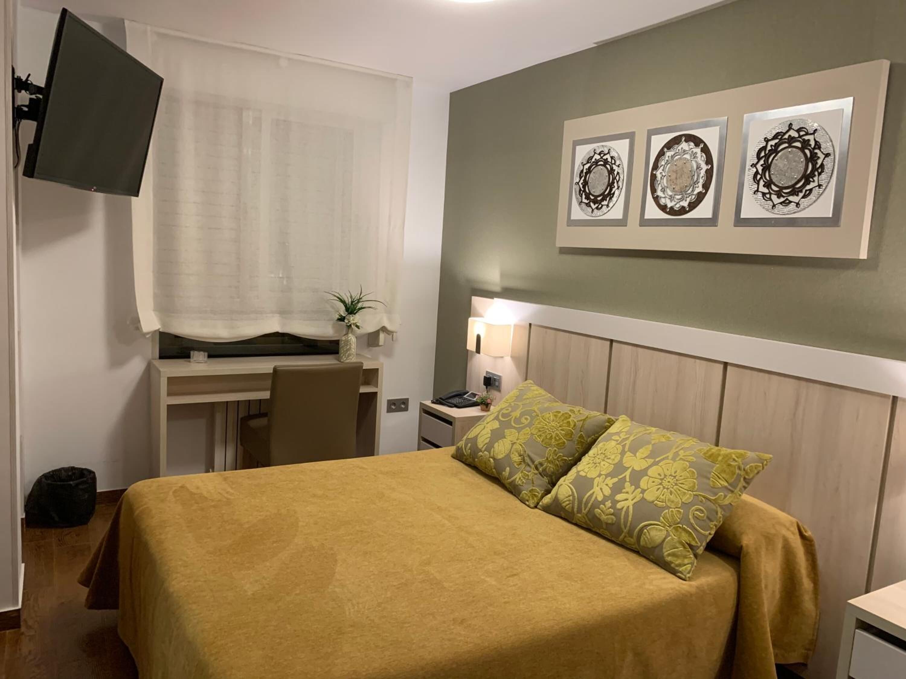 double room | in-room safe, desk, free wifi, bed sheets