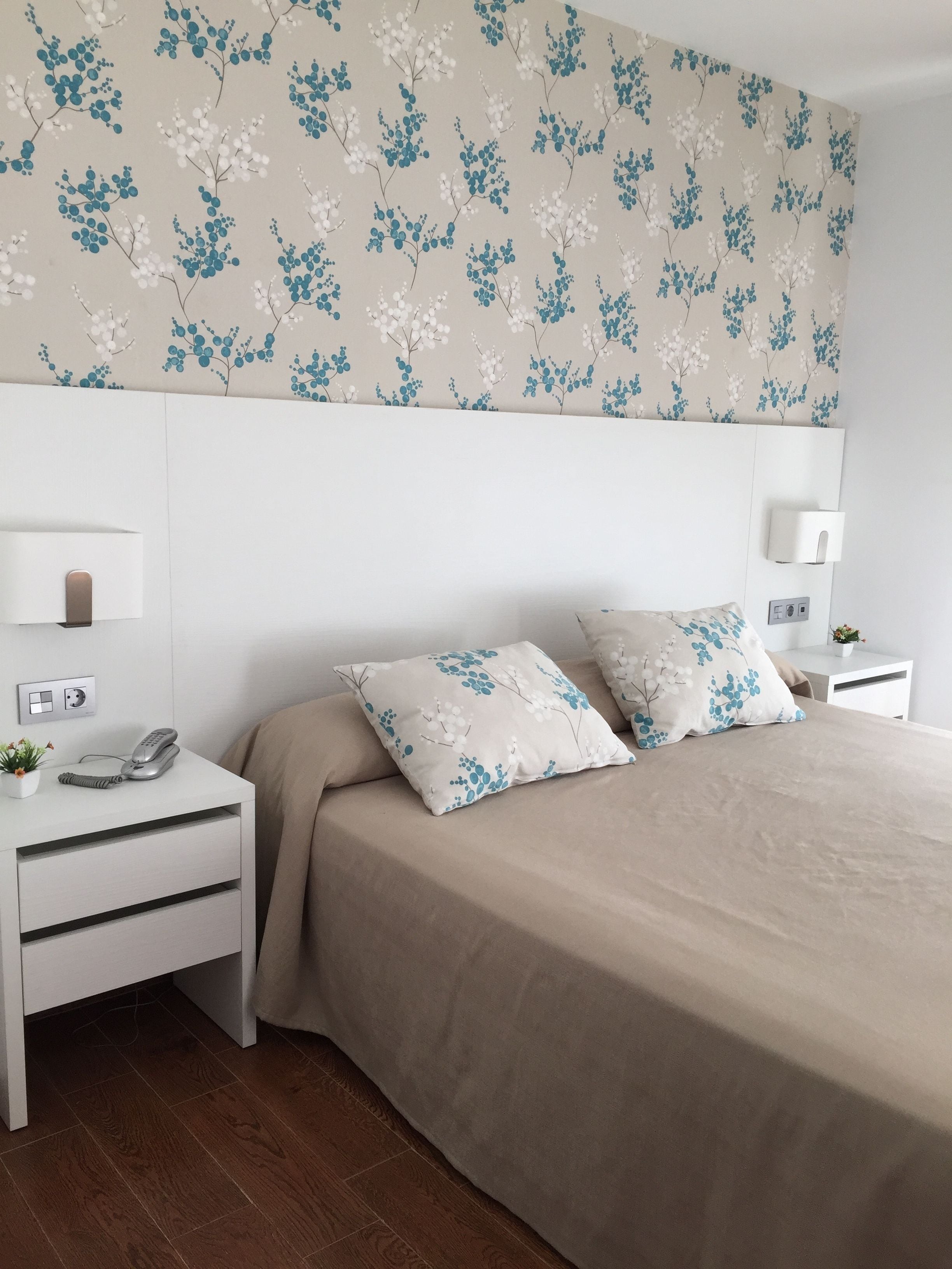 Caja fuerte, escritorio, wifi gratis y ropa de cama