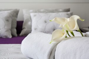 Habitación doble | Caja fuerte, escritorio, wifi gratis y ropa de cama