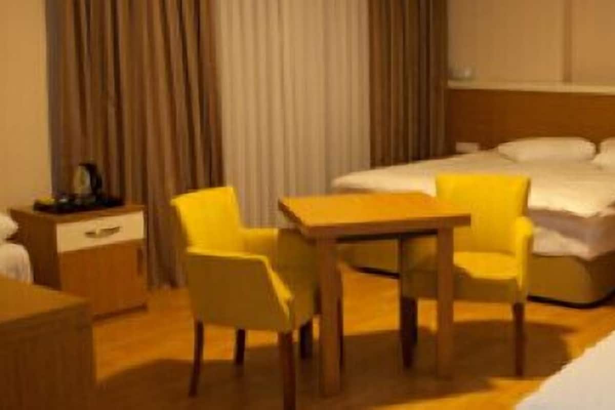 Habitación familiar | Minibar, caja de seguridad en la habitación y escritorio