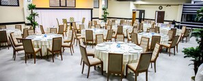 Petit déjeuner, déjeuner et dîner servis sur place