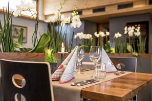 Breakfast, lunch, dinner served; local cuisine  - Hotel Meiringen (Meiringen)