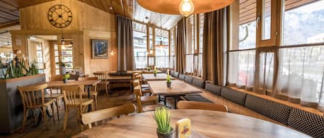 Aamiainen, lounas ja illallinen; paikallinen keittiö