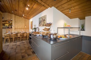 Petit déjeuner buffet servi tous les jours en supplément