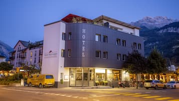 Fachada de la propiedad por la tarde o noche