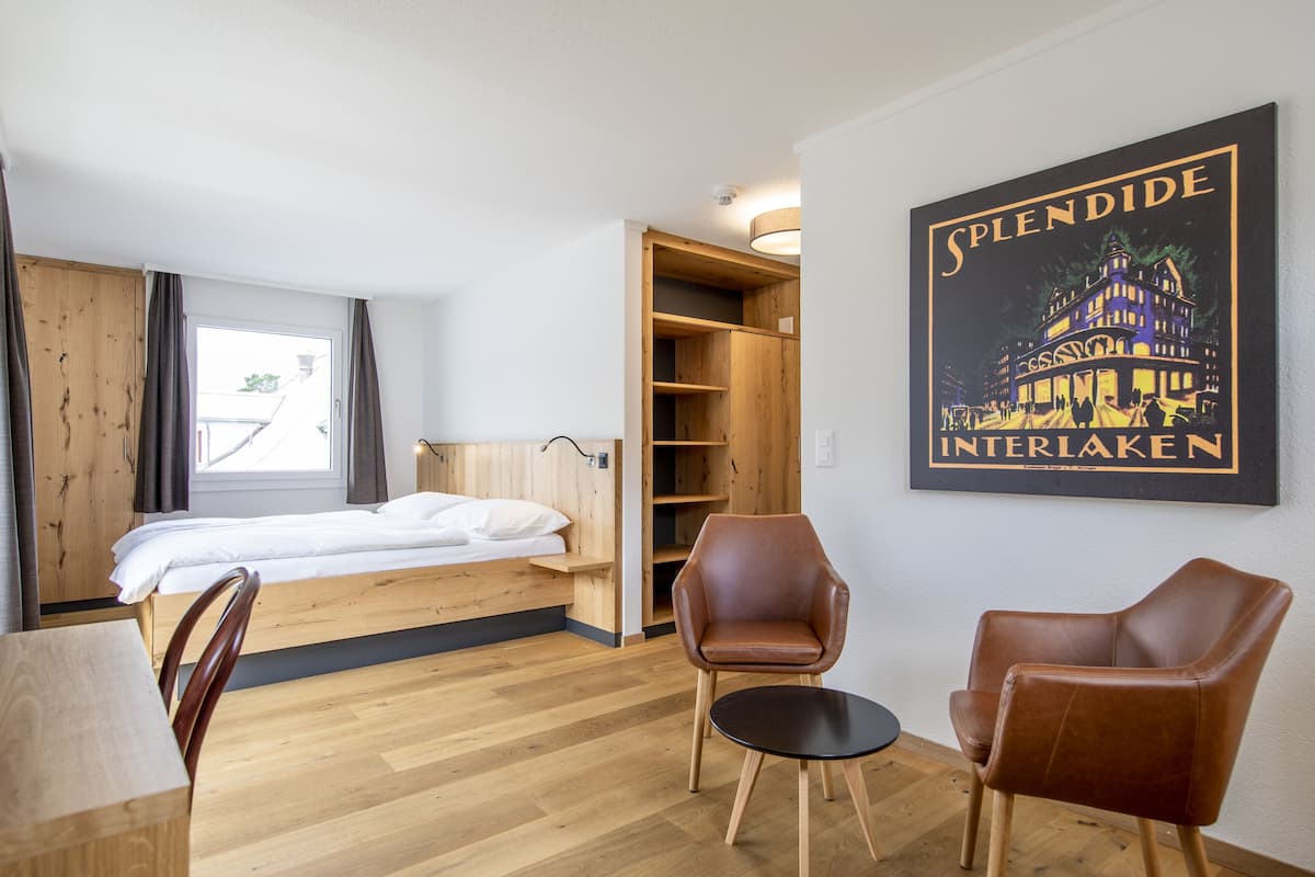 superior double room | living room | flat-screen tv