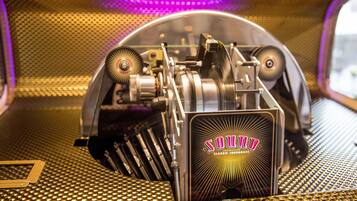 Ein Vintage-Jukebox mit dem Markennamen 'SOUNDLE' und der Aufschrift 'CLASSIC JUKES'.