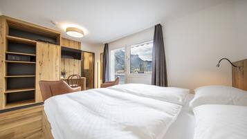 Caja de seguridad en la habitación, escritorio y cortinas blackout