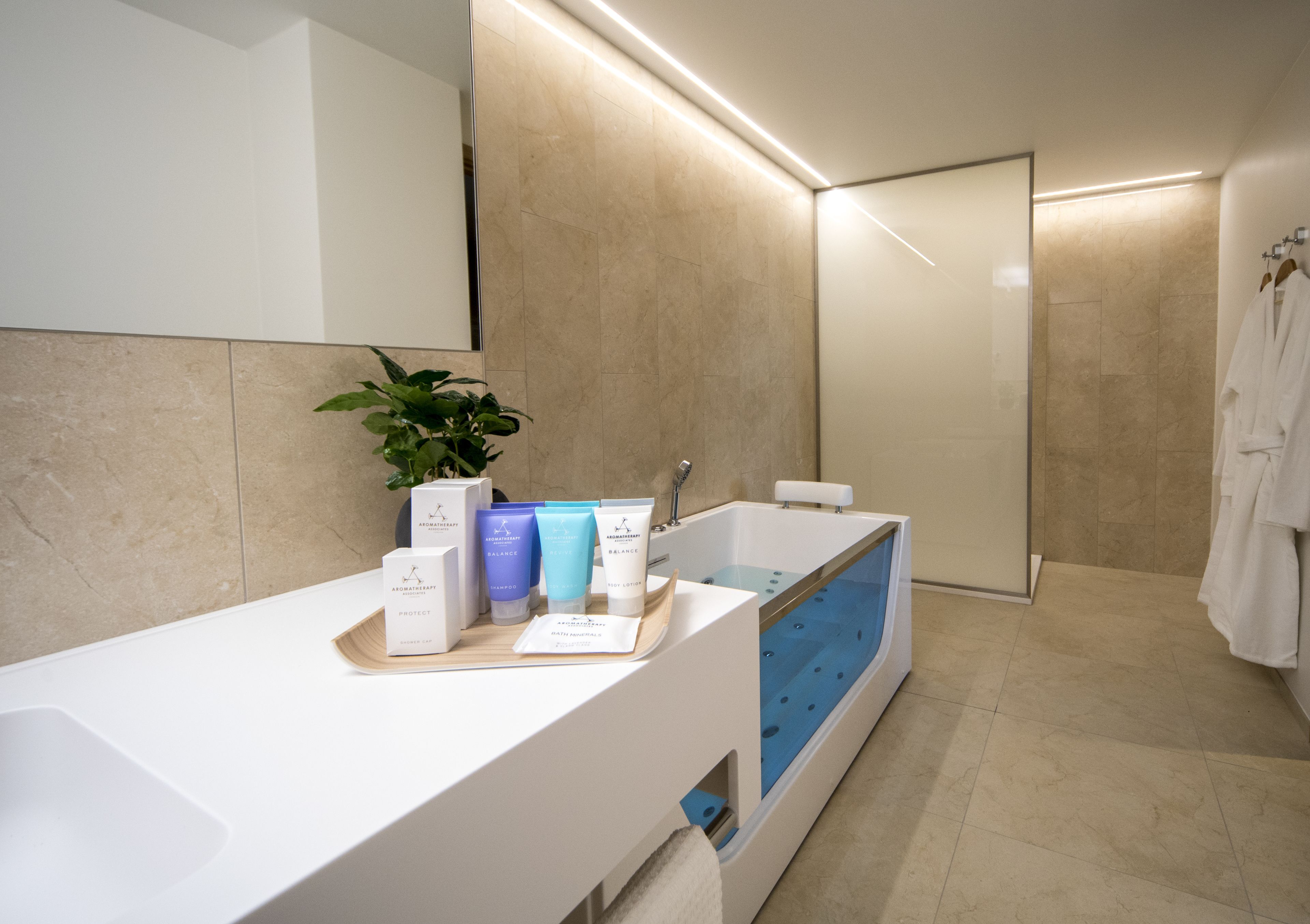 junior suite | bathroom | free toiletries, hair dryer, bathrobes, towels