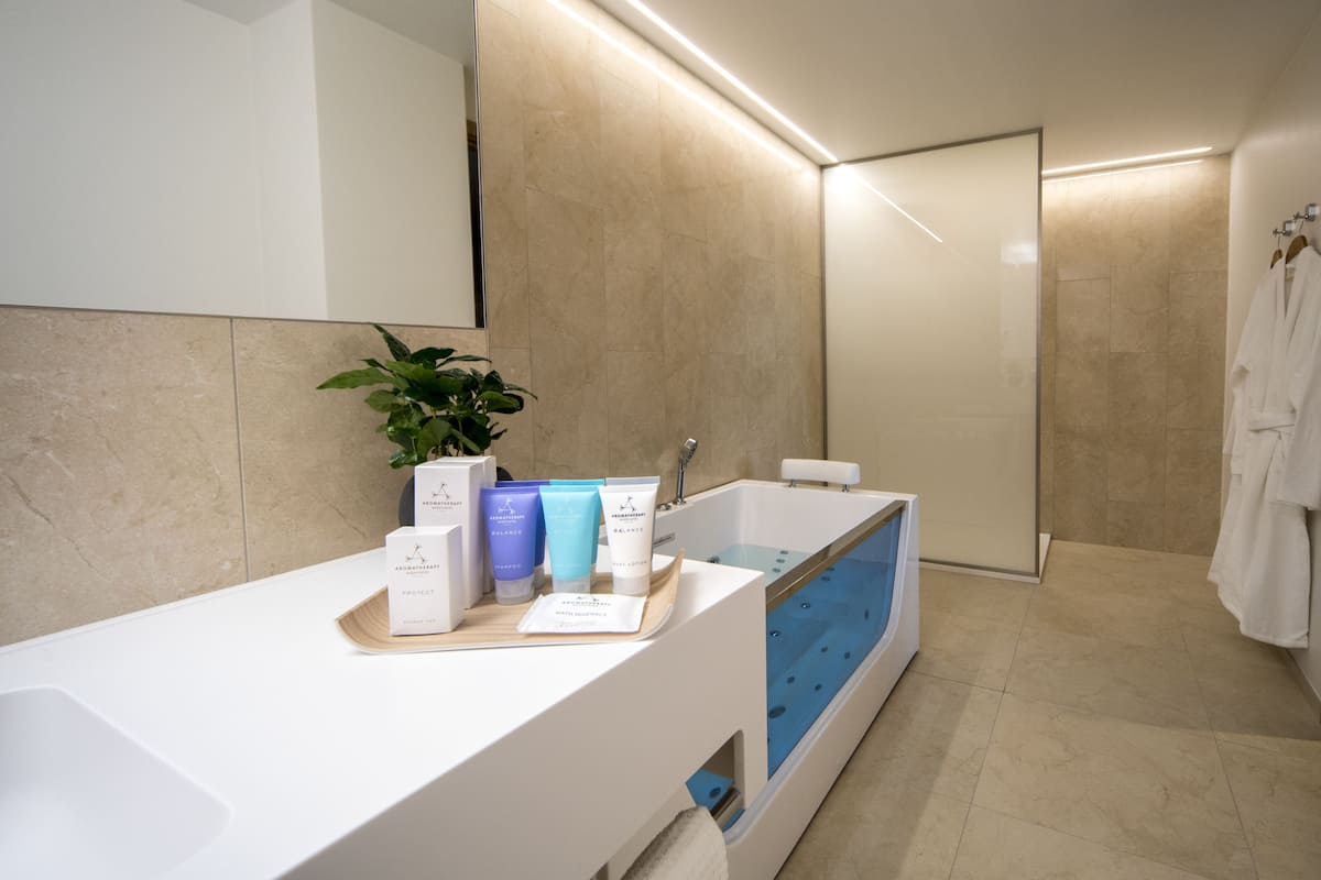 junior suite | bathroom | free toiletries, hair dryer, bathrobes, towels