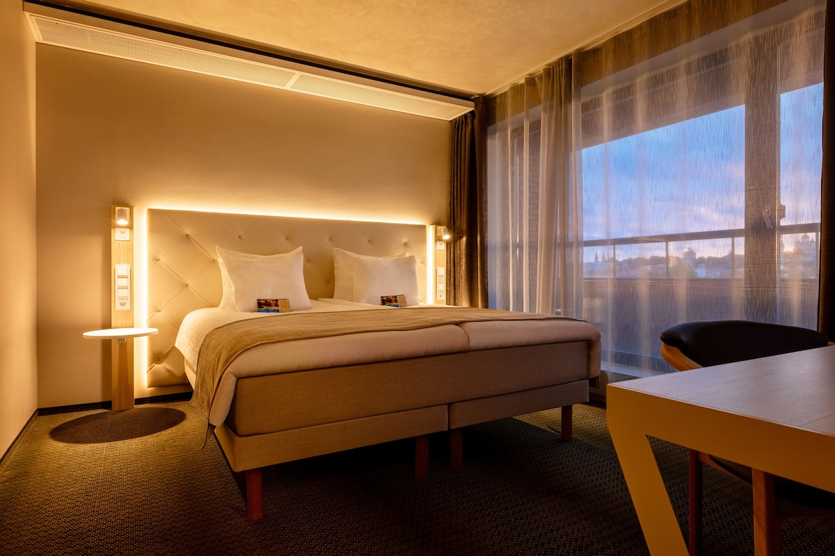 suite, balcony | 1 bedroom, minibar, in-room safe, desk