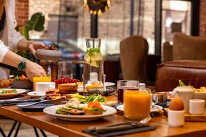 Petit déjeuner buffet (15 EUR par personne)