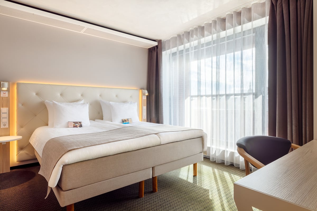 suite, balcony | 1 bedroom, minibar, in-room safe, desk