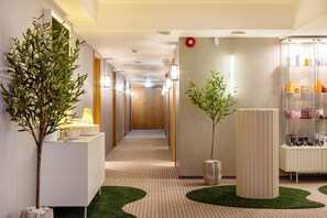 Sauna, hot tub, steam room, body treatments, aromatherapy