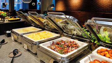 Café da manhã com buffet todos os dias mediante uma taxa