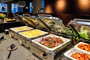 Colazione a buffet a pagamento, servita tutte le mattine 