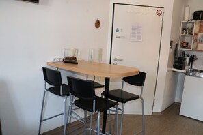 City-Studio, 1 Doppelbett und Schlafsofa | Essbereich im Zimmer