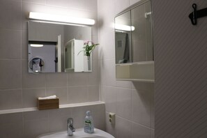 City-Studio, 1 Doppelbett und Schlafsofa | Badezimmer | Dusche, kostenlose Toilettenartikel, Haartrockner, Handtücher