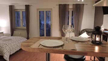Elite Studio | Desk, laptop workspace, iron/ironing board, cots/infant beds