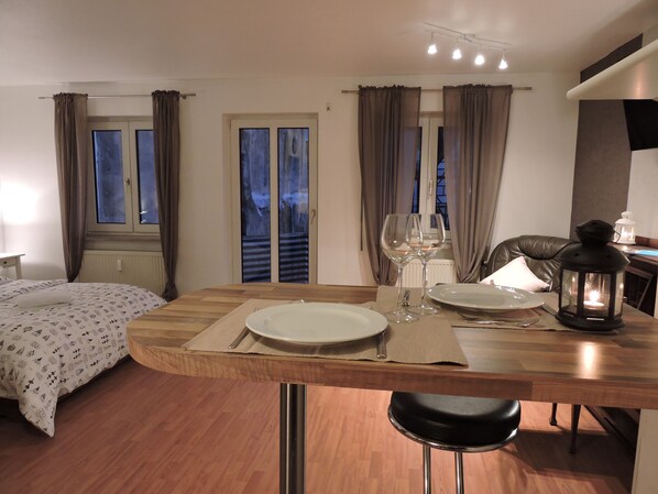 Elite-Studio | Schreibtisch, laptopgeeigneter Arbeitsplatz, Bügeleisen/Bügelbrett