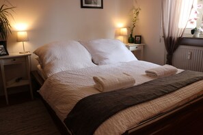 Elite Studio | Desk, laptop workspace, iron/ironing board, cribs/infant beds