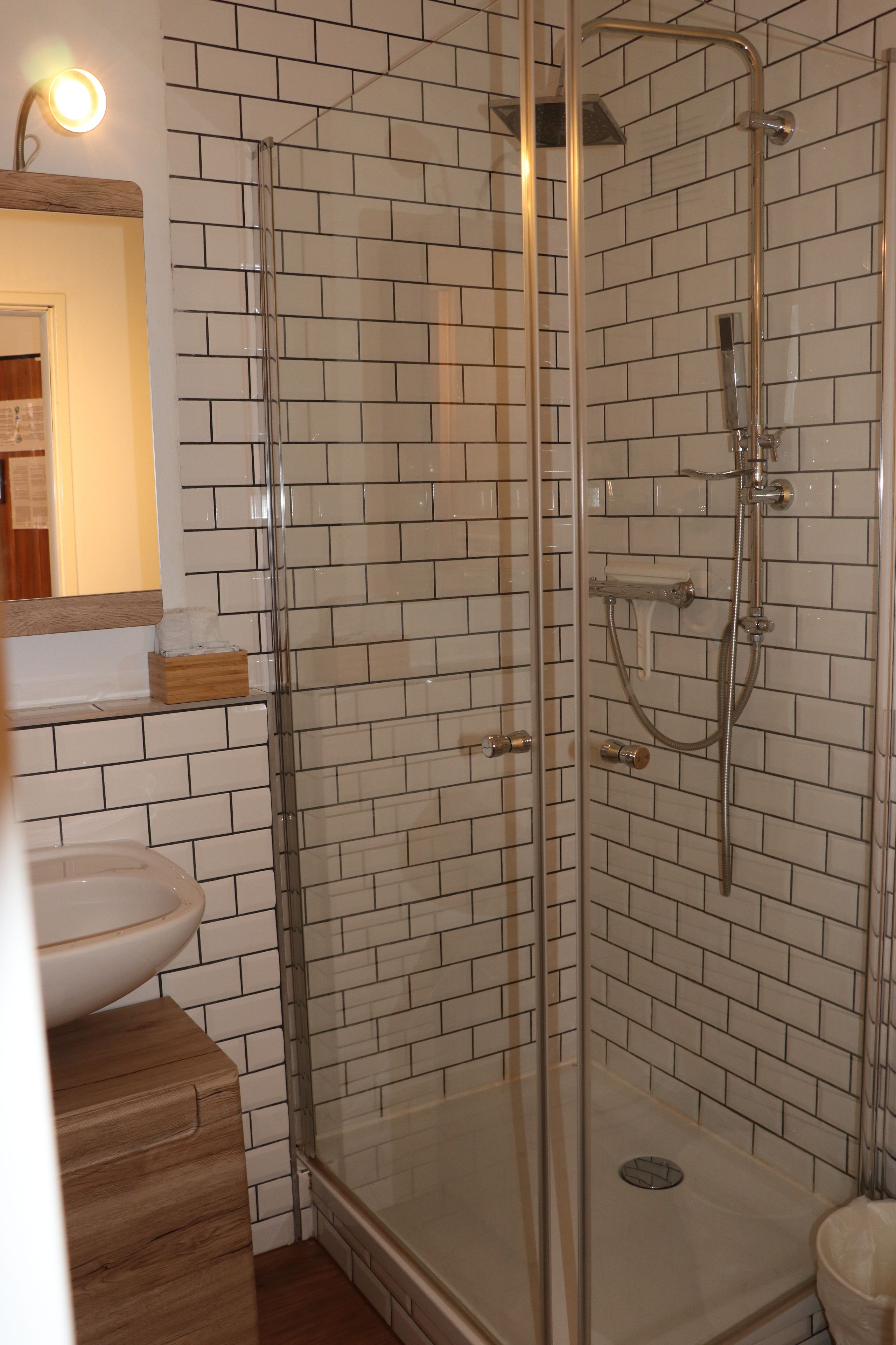 Grand Apartment | Bathroom | Shower, free toiletries, hair dryer, towels