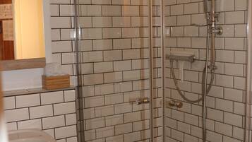 Grand Apartment | Bathroom | Shower, free toiletries, hair dryer, towels