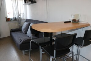 Monolocale City, 1 letto matrimoniale con divano letto | Pasti in camera