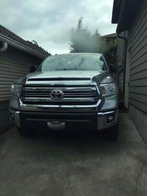 Property grounds - Hill Top Flat with Parking (Seattle)