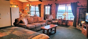 Una Smart TV, una chimenea, un reproductor de DVD