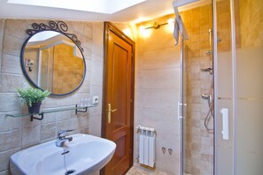 Habitación con 1 cama matrimonial o 2 individuales | Baño | Regadera, amenidades de baño gratuitas, secadora de cabello, toallas 