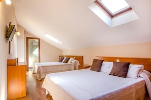 Desk, cribs/infant beds, rollaway beds, free WiFi - Hostal Fimar (Santillana del Mar)