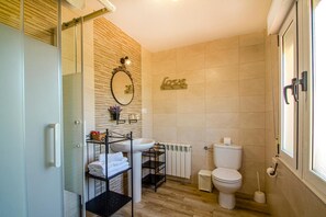 Regadera, amenidades de baño gratuitas, secadora de cabello, toallas 