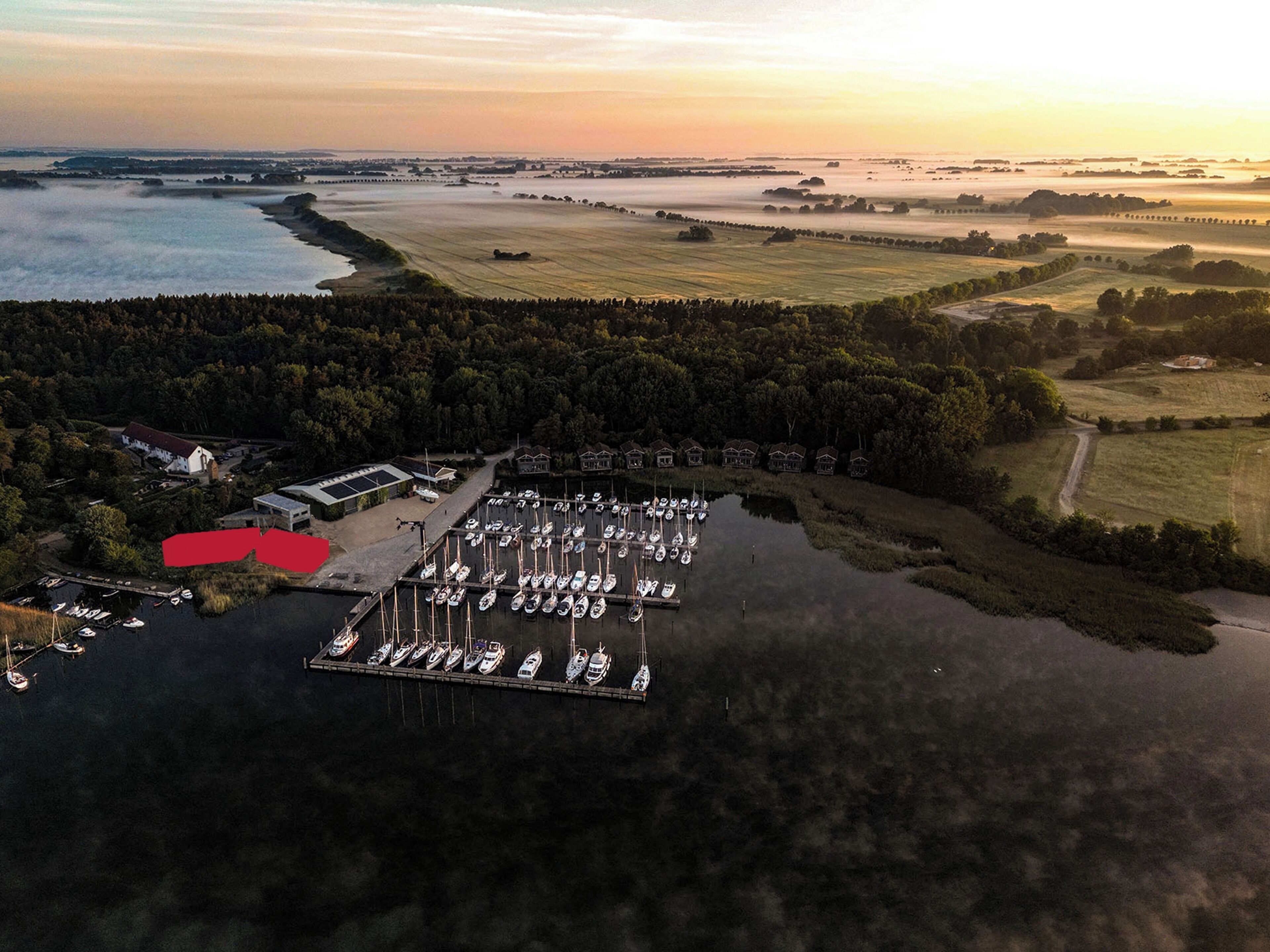 2 bedrooms, desk, bed sheets