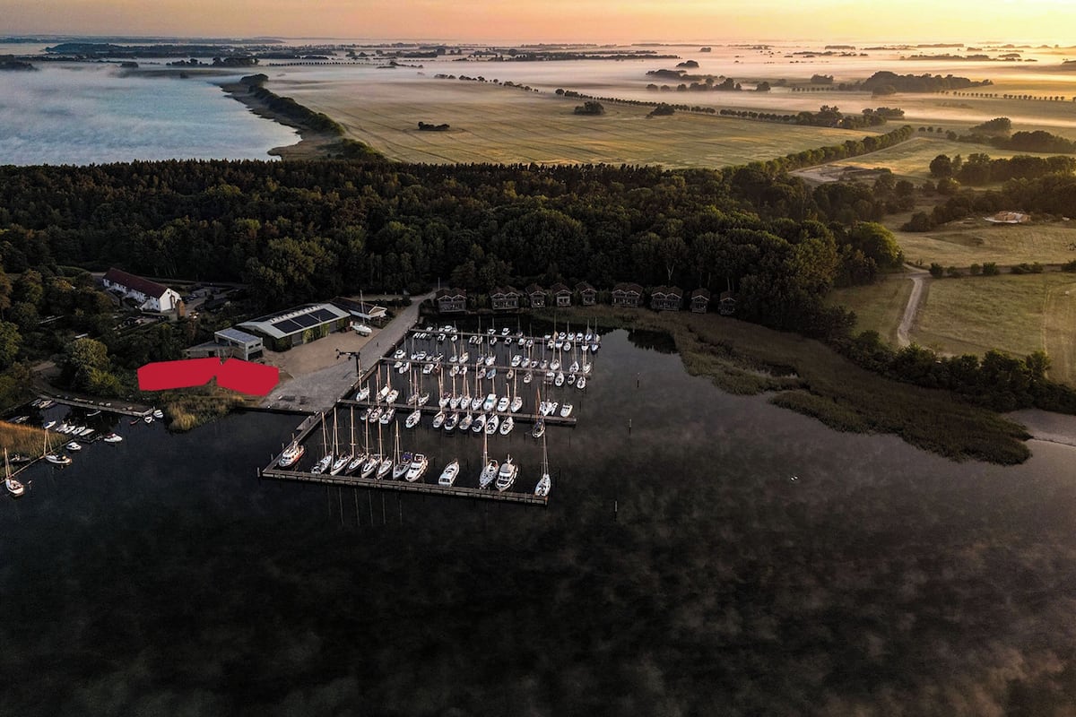 2 bedrooms, desk, bed sheets