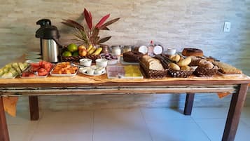 Petit déjeuner buffet (12 BRL par personne)