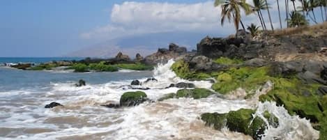 在海滩、沙滩椅、沙滩毛巾