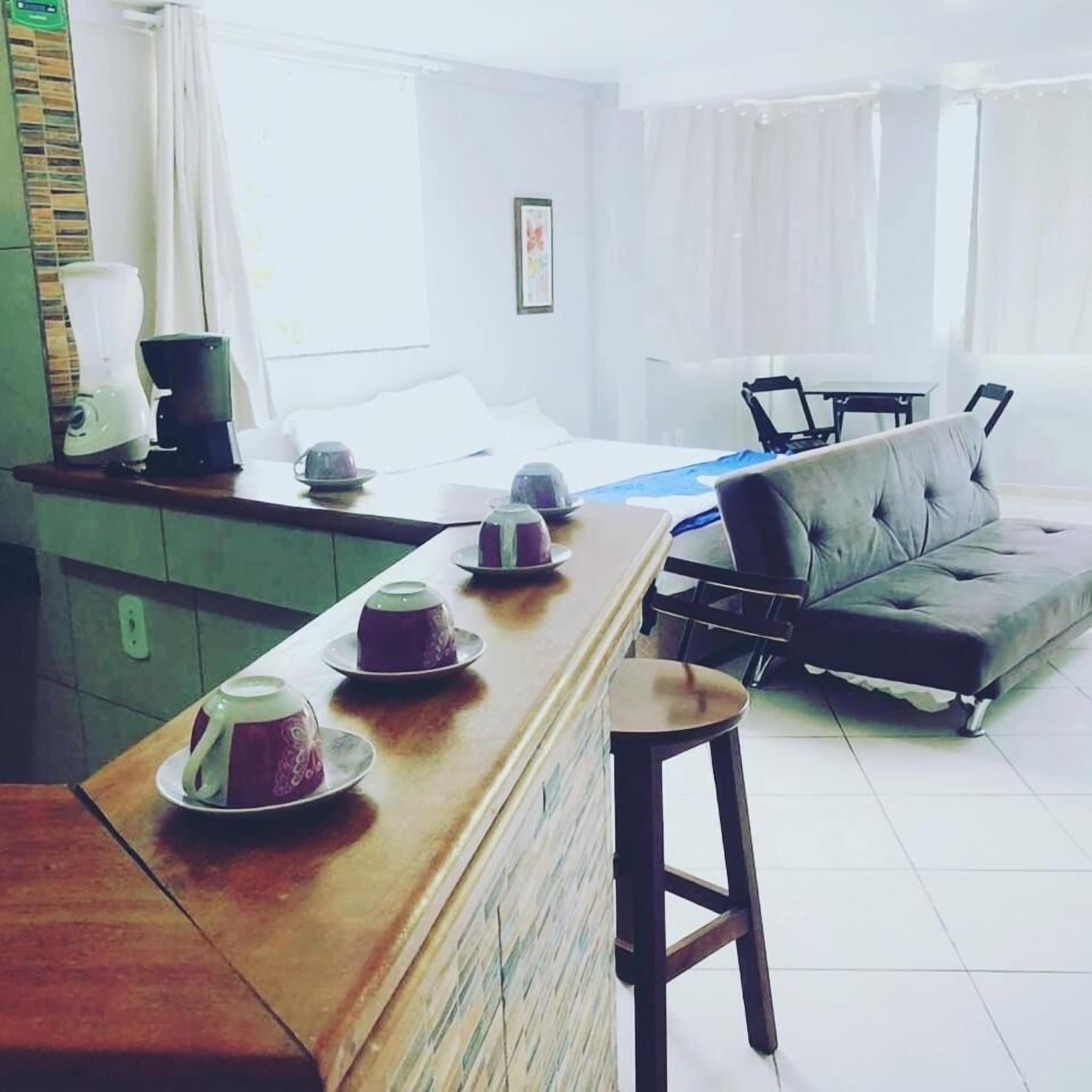 Minibar, cortinas blackout, tabla de planchar con plancha y wifi gratis 