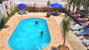 Piscine extérieure, chaises longues