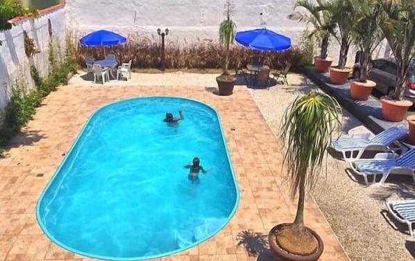 Piscine extérieure, chaises longues