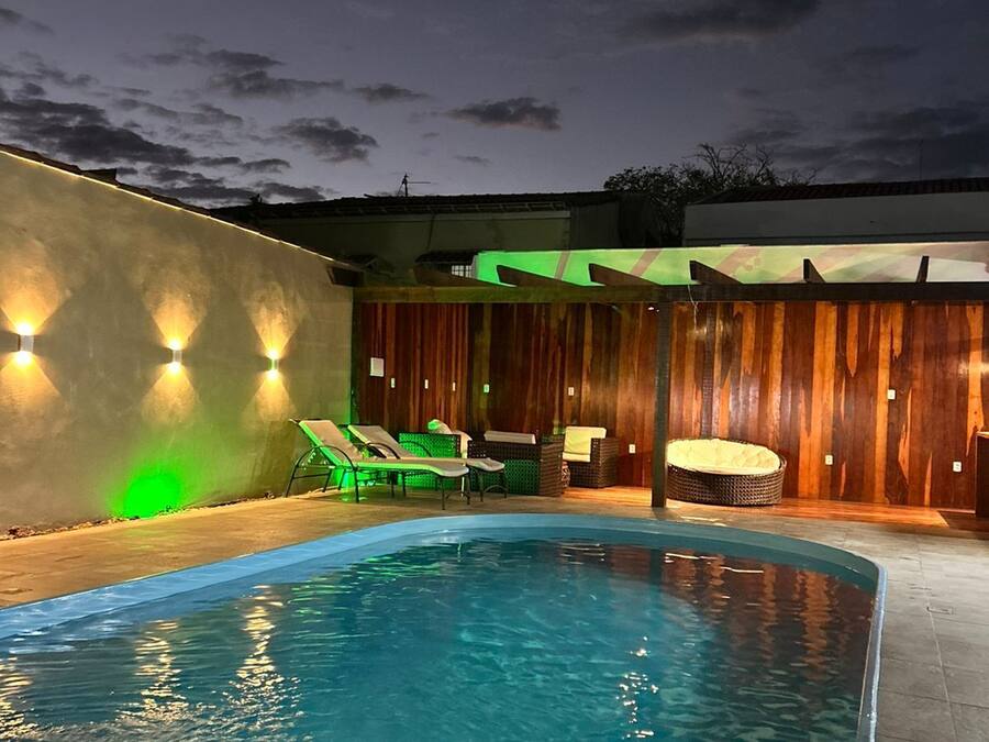 Piscine extérieure, chaises longues