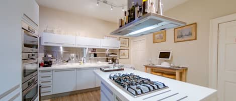 Frigorífico, microondas, horno y placa de cocina