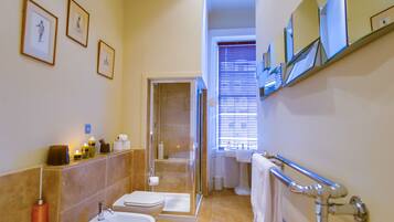 Bathtub, hair dryer, bidet, towels