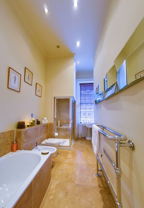 Bathtub, hair dryer, bidet, towels - 5* Luxury Suite Central Edinburgh stunning views of Edinburgh Castle! (Edinburgh)